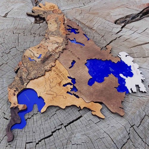 3D Dřevěná mapa světa s moři, jezery a horami.